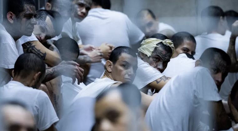 Presuntos pandilleros se ven desde una celda en el Centro de Reclusión del Terrorismo (CECOT). Imagen obtenida el 31 de marzo de 2025 vía Reuters.