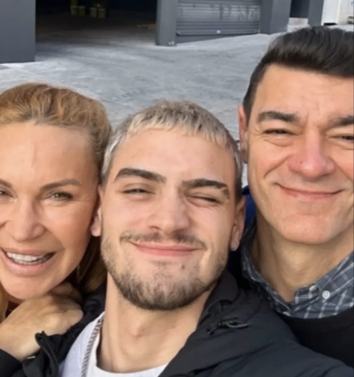 Gabriel Guevara junto a su familia (Imagen tomada de la página de Instagram del Club de Fans del actor).