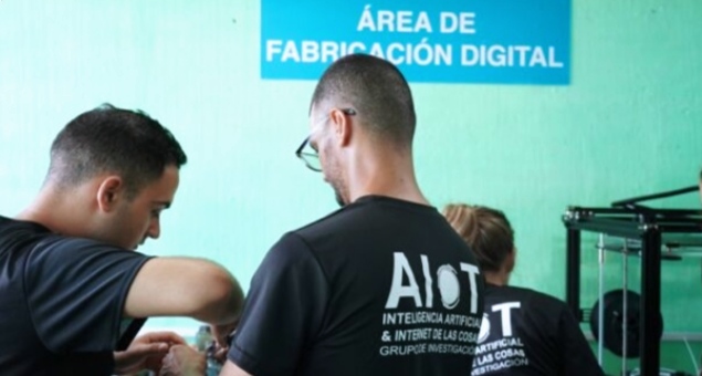Jóvenes miembros del proyecto en plena faena creativa