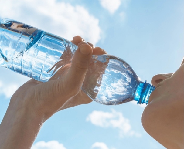 Es necesario reponer diariamente entre dos litros y medio de agua, y tres litros