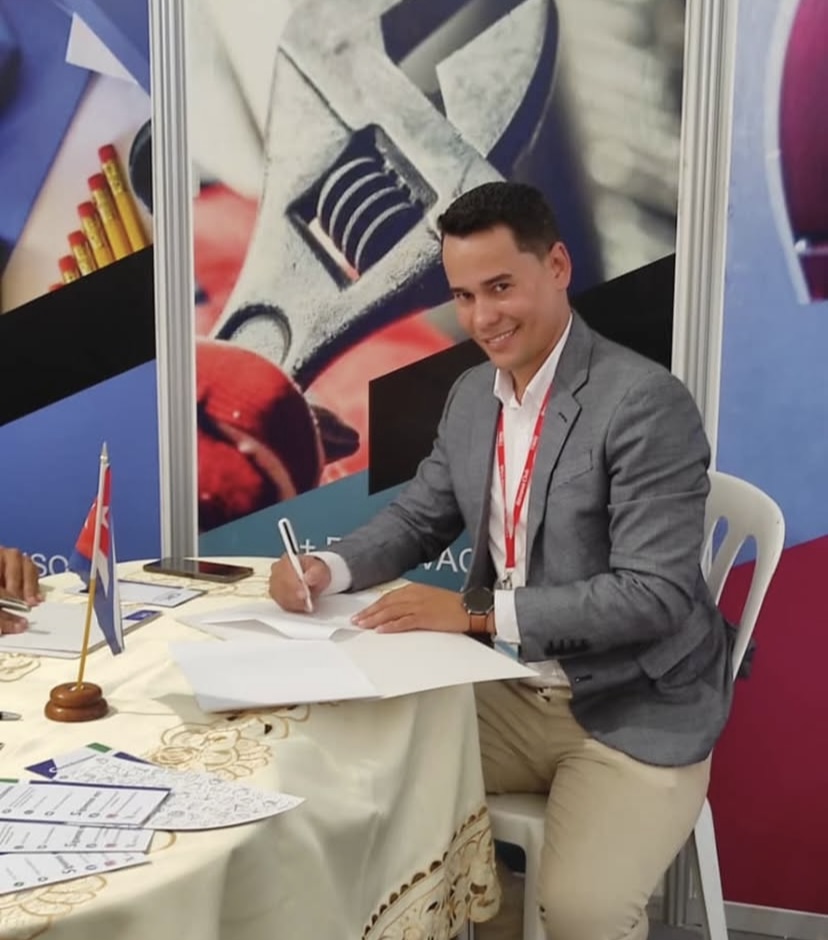 En el 2023, Carlos Arce creó su proyecto personal junto a sus dos hermanos. 