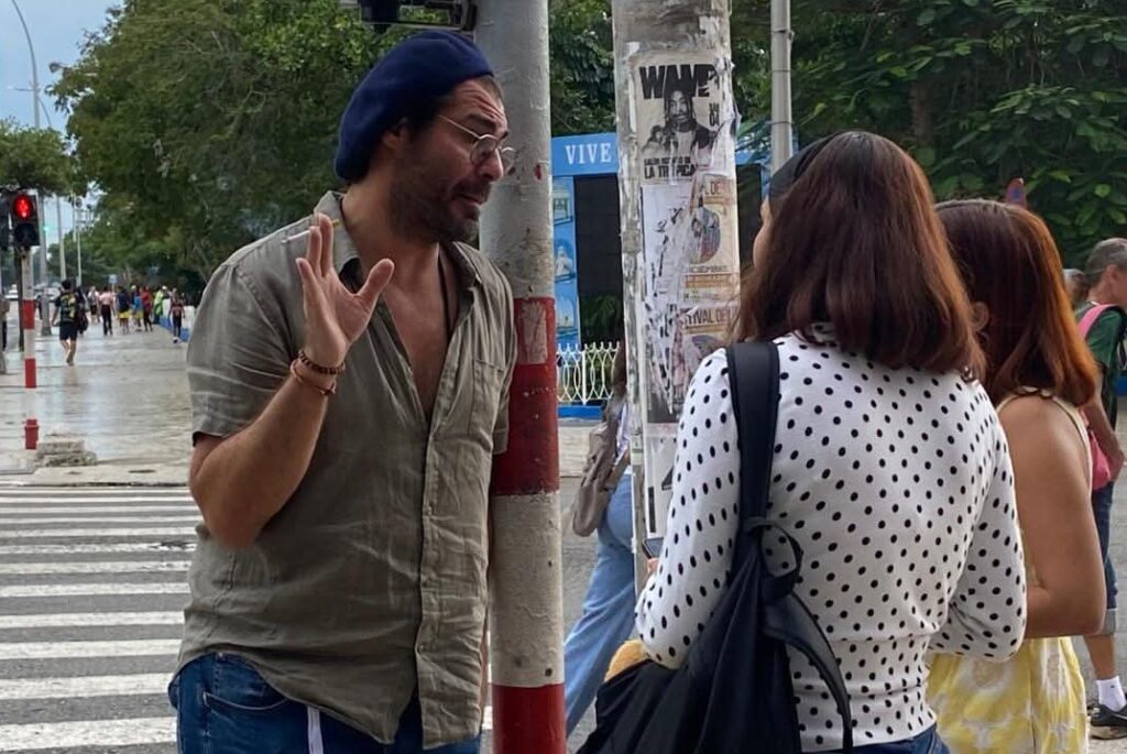 Thiago Lacerda interactuando con admiradores cubanos en las calles de La Habana.