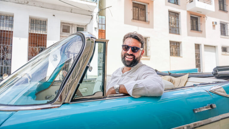 Matteo conduce su auto clásico de los años 50, con el que realiza la experiencias Vintage Safari.