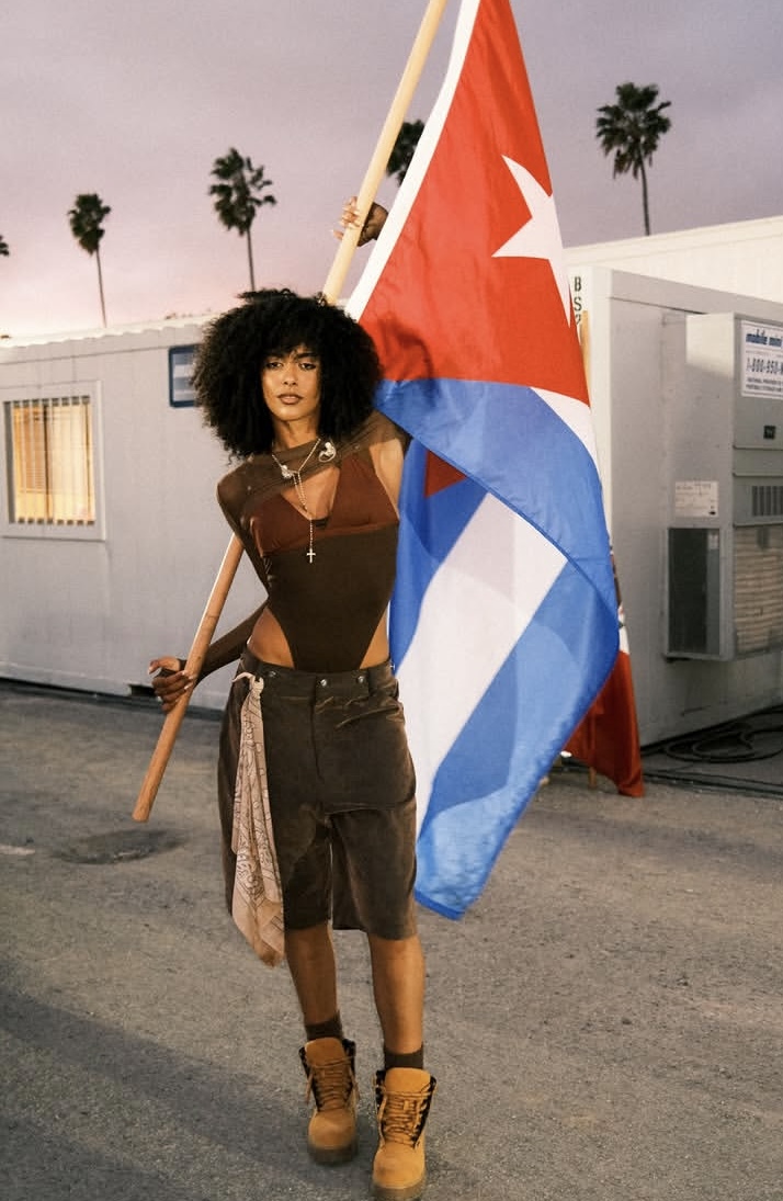 La bailarina Bersil Iglesias con la bandera cubana en el Super Bowl 2026 (Foto tomada de Instagram).
