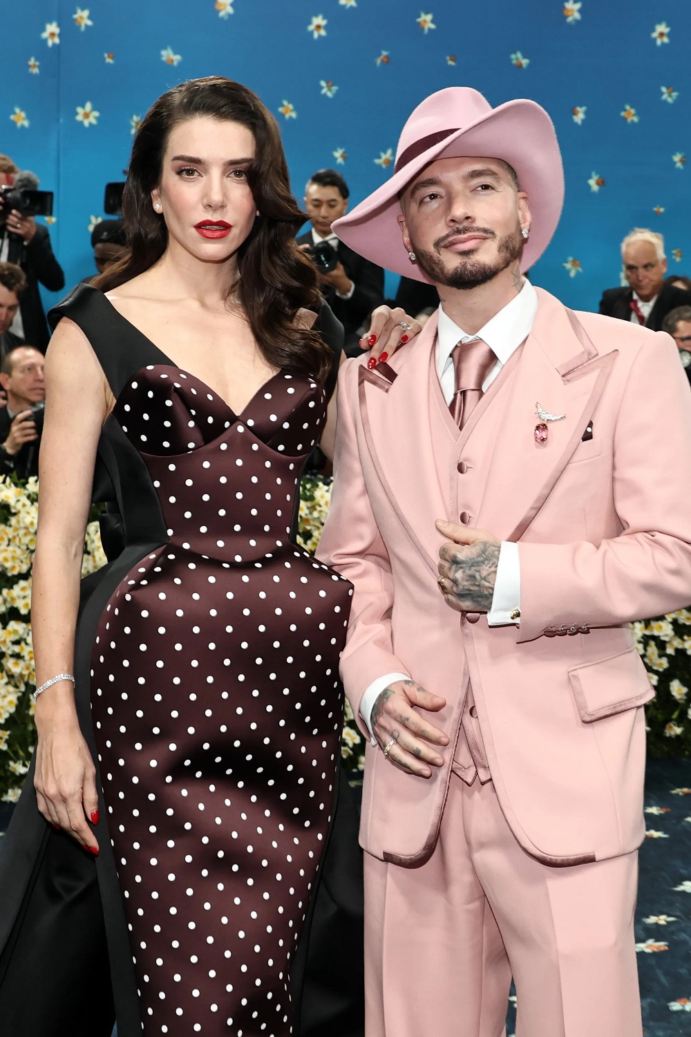 j balvin y valentina ferrer met gala 2025