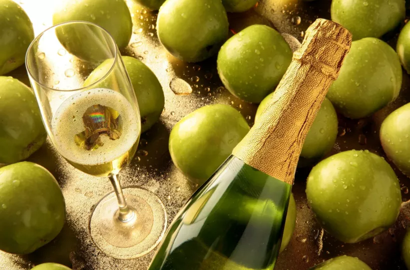 La sidra es una bebida alcohólica tradicionalmente hecha a partir de la fermentación del jugo de manzana.