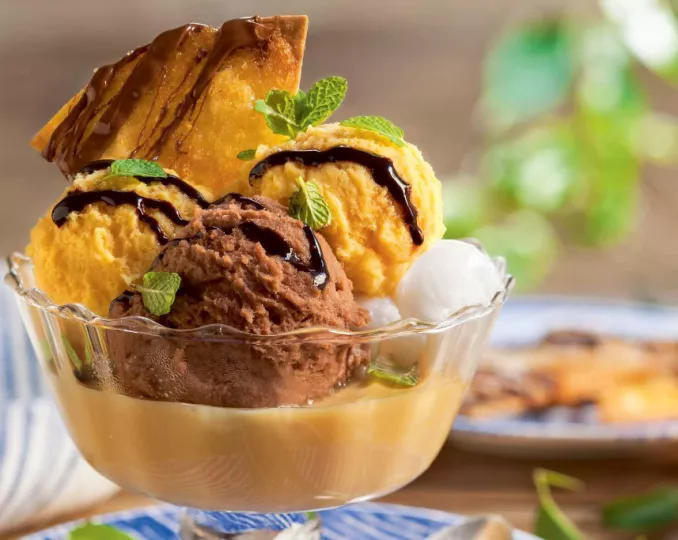 Los ingredientes principales de Copa Lolita son el flan y el helado.