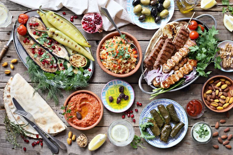 La cocina turca se caracteriza por su abundancia de especias y hierbas aromáticas que realzan el sabor de los platos. 
