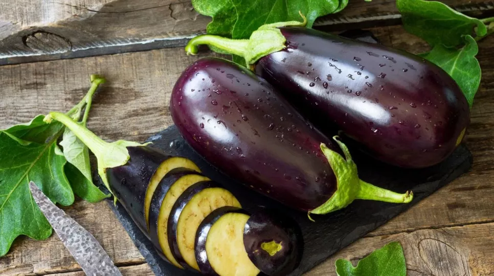 La berenjena es un vegetal versátil que se puede utilizar de muchas formas en la cocina.