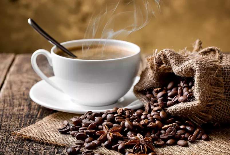 Es el café uno de los productos primarios más valiosos. Su cultivo, procesamiento, comercio y transporte proporciona empleo a millones de personas en el orbe.