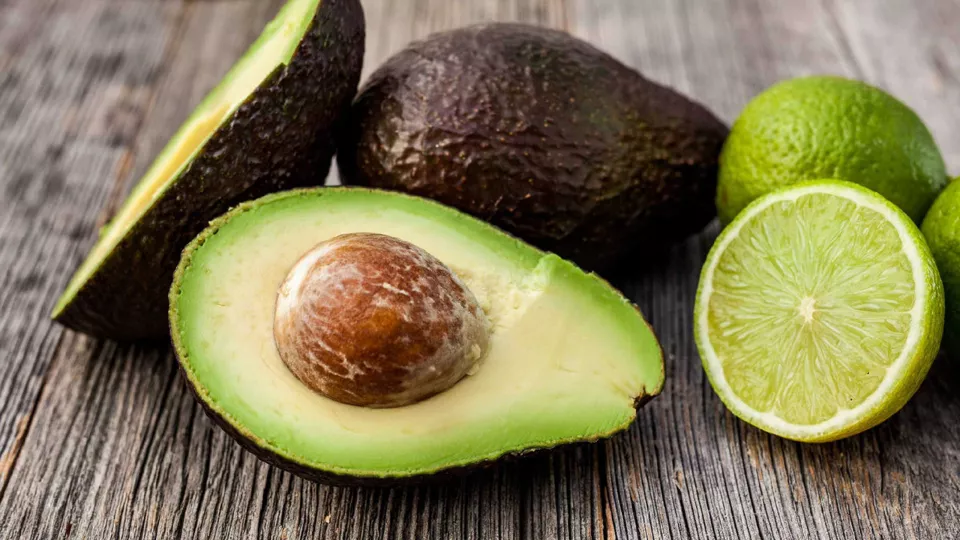 Otro beneficio destacado del aguacate es su capacidad para ayudar en la absorción de nutrientes de otros alimentos.