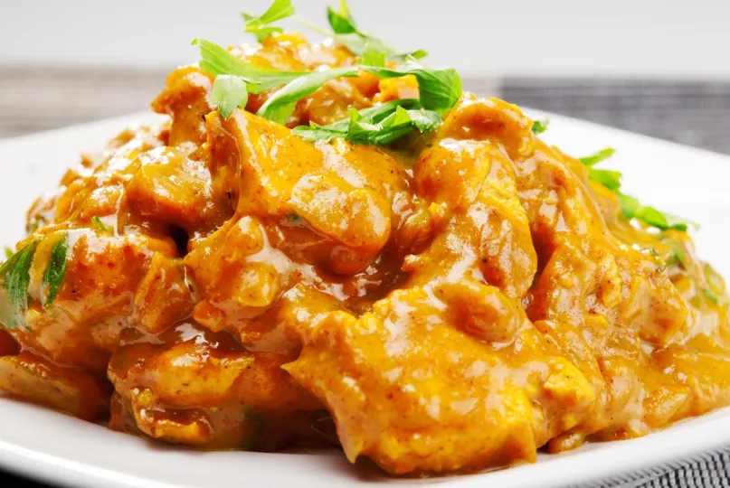 El Pollo al curry es un plato que ha conquistado paladares de todo el mundo por su mezcla única de especias y sabores.