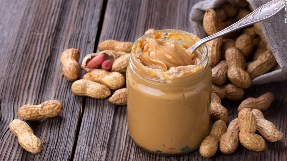 La crema de cacahuete se convierte en un alimento muy completo que puede formar parte de una dieta equilibrada y saludable por sus componentes nutricionales.