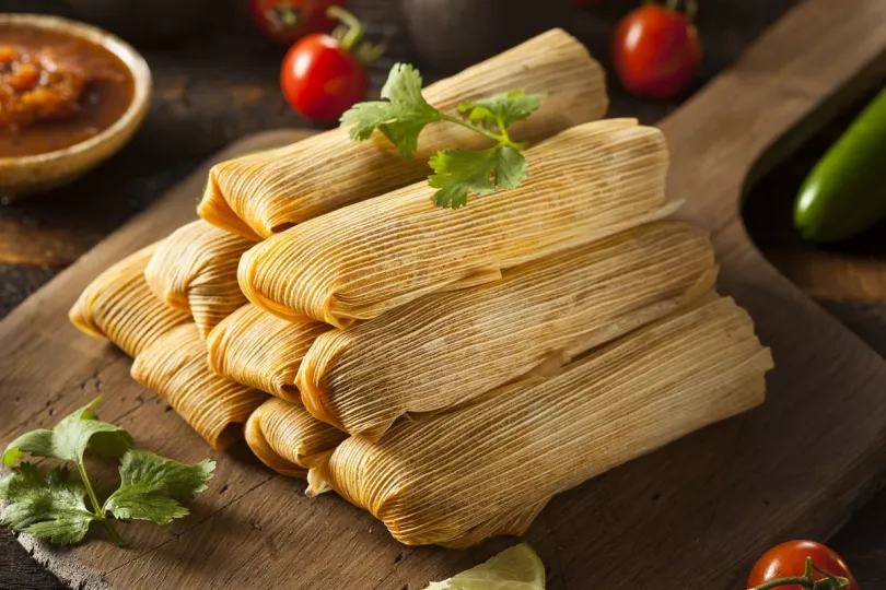 El tamal es un plato de origen precolombino que ha sido adoptado y adaptado por diferentes culturas a lo largo de la historia.