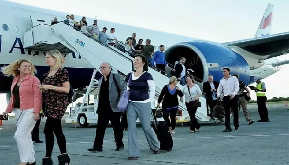 Turistas arriban a Cuba