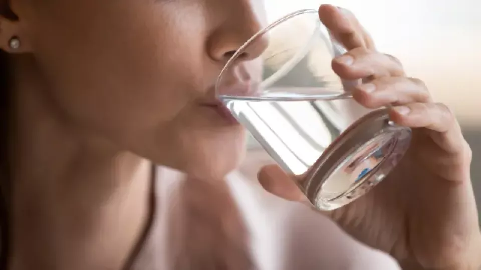 beneficios de beber agua caliente