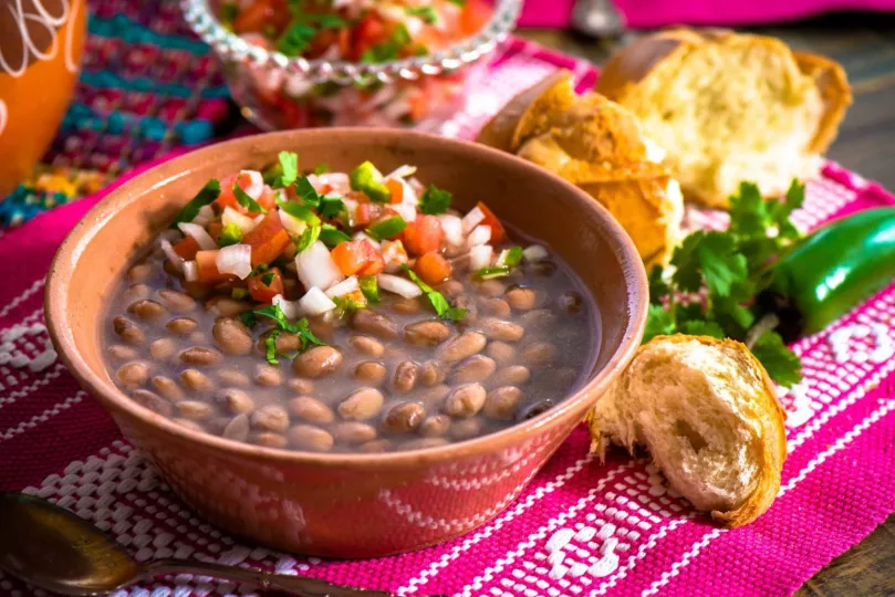 Los frijoles refritos son un platillo clásico en la cocina mexicana y latinoamericana.