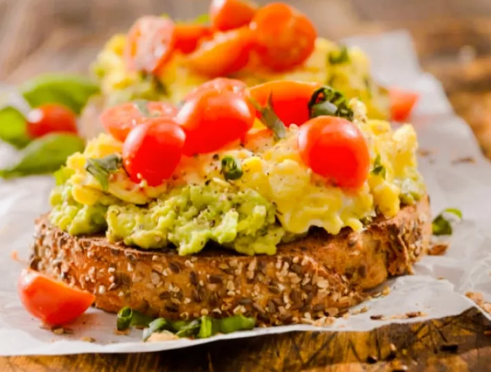 Tostadas con huevos revueltos y tomate