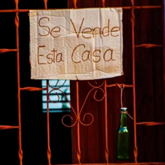 Cartel ubicado en cualquier parte de esta Isla: Se vende esta casa