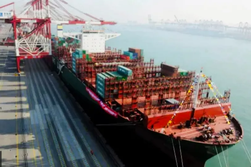 Barco chino en puerto