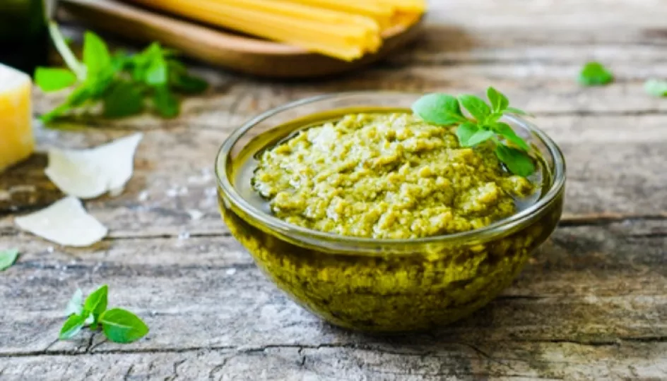 Salsa pesto decorada en vajilla de cristal