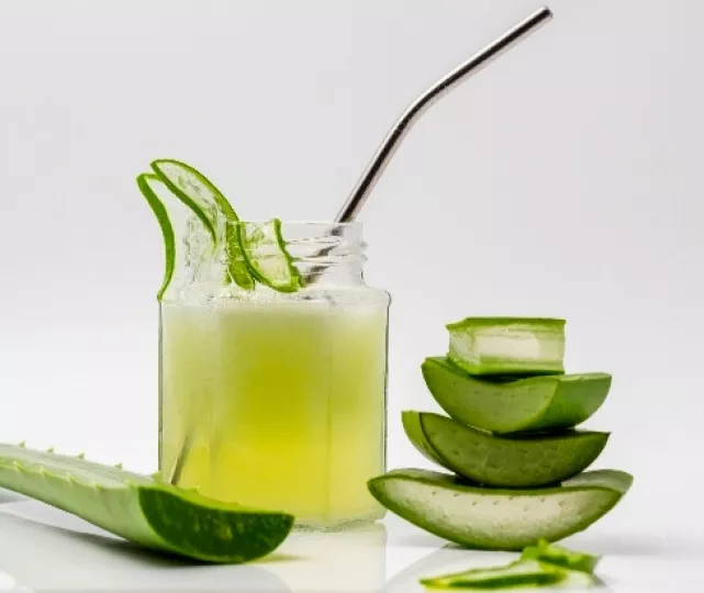 Sábila cortada y hecha jugo