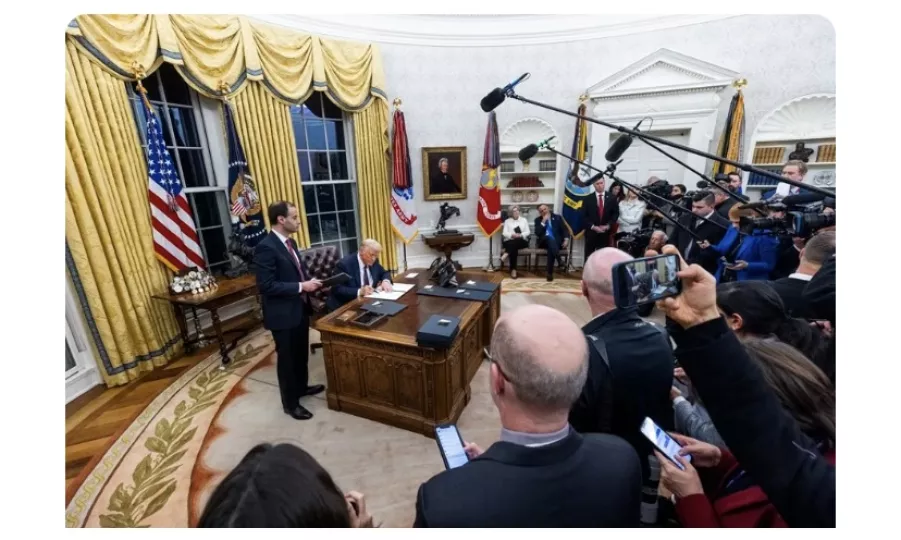El presidente de Estados Unidos, Donald Trump, firma sus primeras órdenes ejecutivas.
