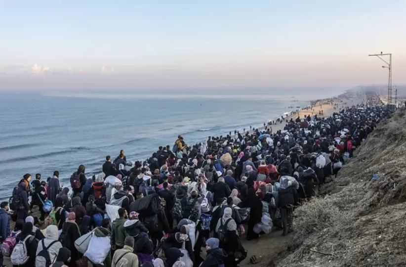 Palestinos desplazados caminan por la carretera Al Rashid, hacia el norte de la Franja de Gaza.