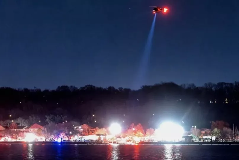 Autoridades buscando en el río Potomac tras el siniestro.