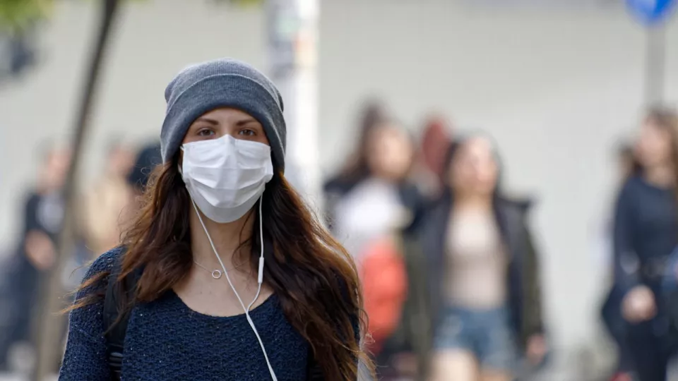 mujer mascarilla virus
