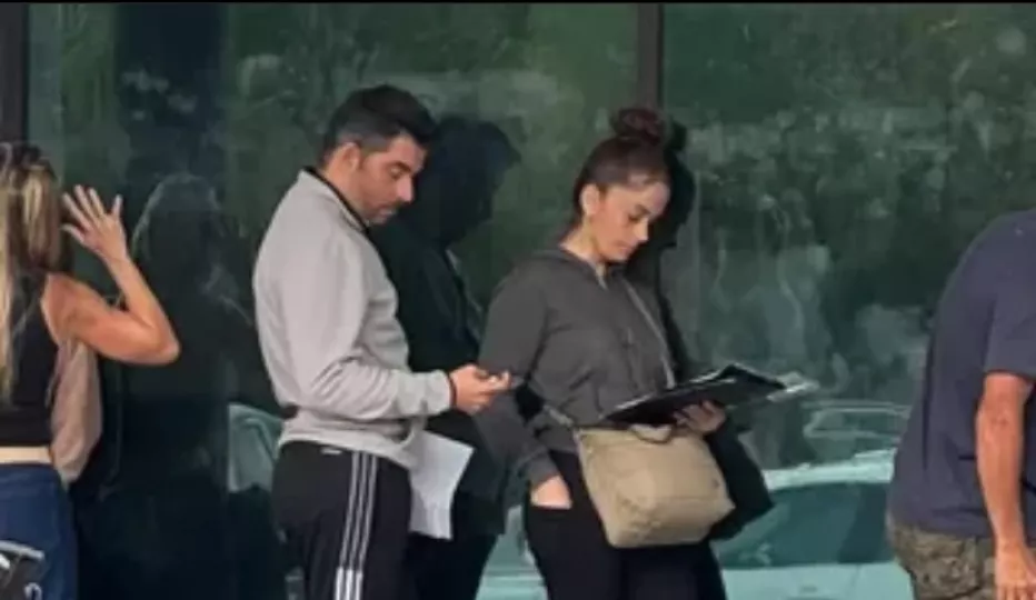 Silva junto a su esposa mientras esperaba en una cola para obtener la licencia de conducción en Estados Unidos