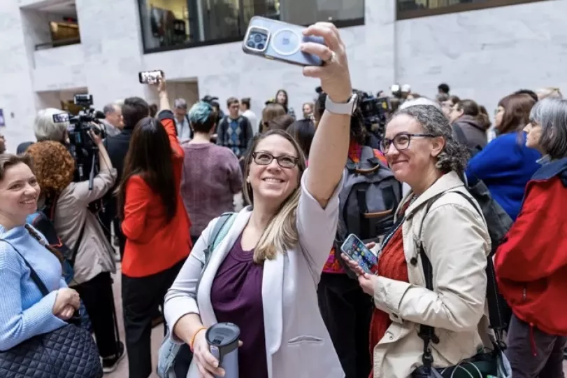 Trabajadores despedidos del DOGE en una protesta en el Capitolio, en Washington DC.