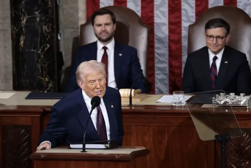 A la izquierda, el vicepresidente estadounidense, JD Vance, y el presidente de la Cámara de Representantes, Mike Johnson, a la derecha, mientras el presidente Donald Trump se dirigía a una sesión conjunta del Congreso de Estados Unidos.