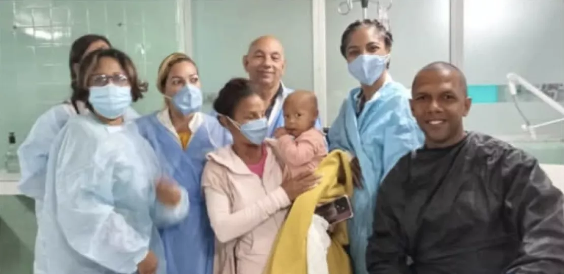 La pequeña y el equipo médico del Hospital Infantil Sur Dr. Antonia María Béguez César.
