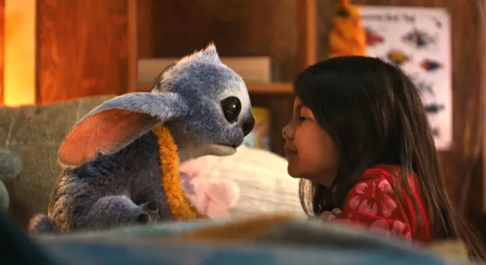 Fotograma cedido por Disney donde aparece Maia Kealoha (Lilo) junto a Stitch en una escena de la película.