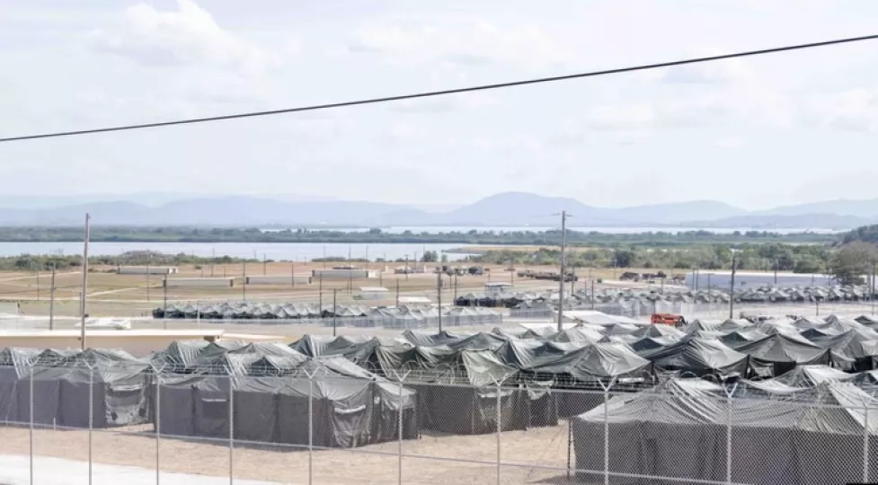 Tiendas de campaña erigidas para migrantes detenidos en la Estación Naval de la Bahía de Guantánamo, el 21 de febrero de 2025