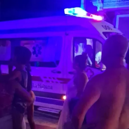 Ambulancia en la zona de Diez de Octubre y Santa Irene tras el colapso de un edificio residencial