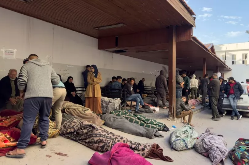 Heridos en el hospital Alahli en Ciudad de Gaza, al norte de la Franja, tras bombardeos israelíes.