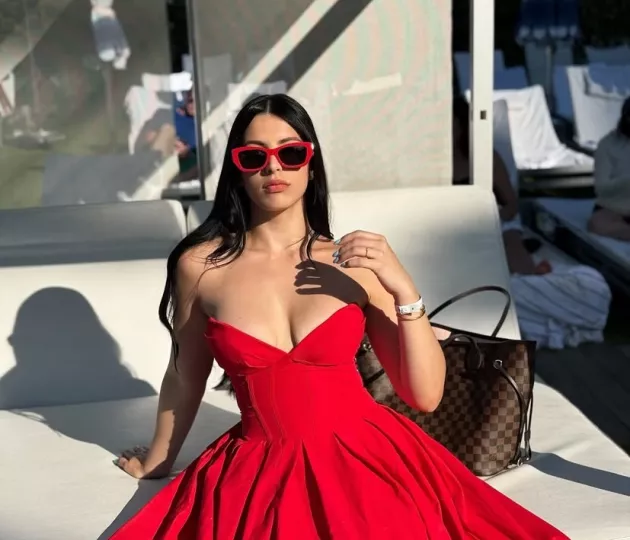 Recientemente, el Bebeshito le regaló a su esposa Rachel Arderi un lujoso Mercedes G Wagon 2025