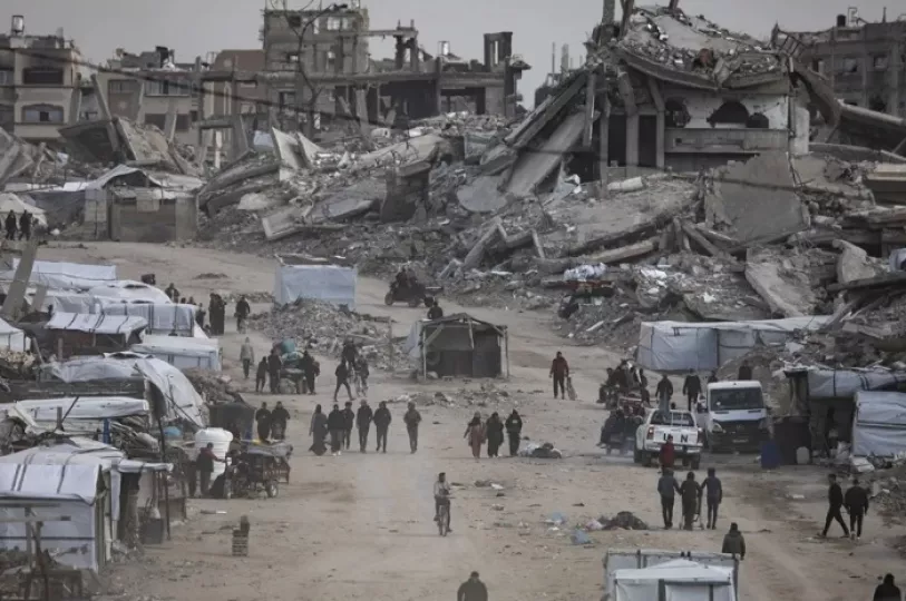 Palestinos desplazados llevan sus pertenencias hacia el centro de la ciudad de Gaza.