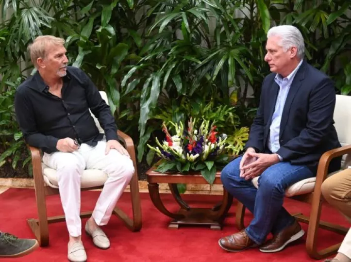 Kevin Costner y Miguel Díaz-Canel