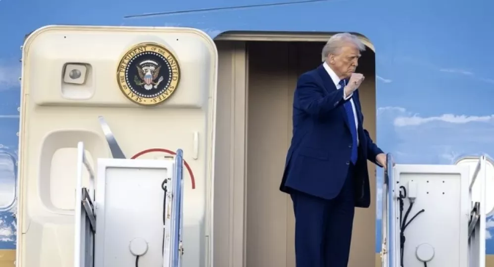 Imagen de archivo del presidente Trump a punto de abordar el Air Force One