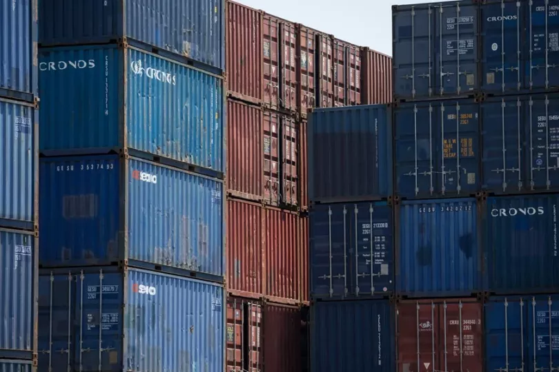 Contenedores permanecen almacenados en el puerto de Hong Kong, China