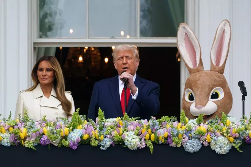 El presidente y la primera dama de Estados Unidos, Donald y Melania Trump, recibieron hoy a miles de niños en la Casa Blanca