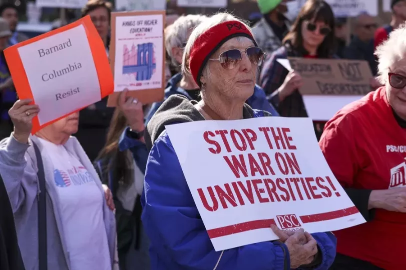 Personas en la manifestación del Día Nacional de Acción por la Educación Superior en Foley Square, Nueva York, Estados Unidos.