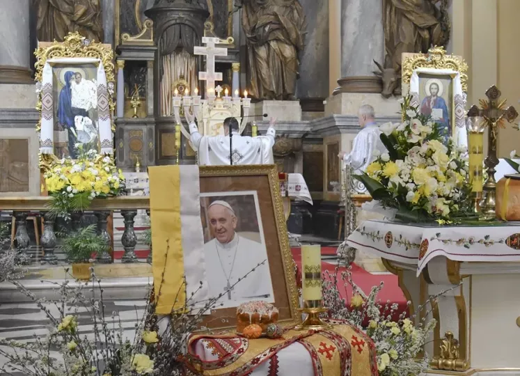 Imagen del Papa Francisco en una Iglesia en Ucrania