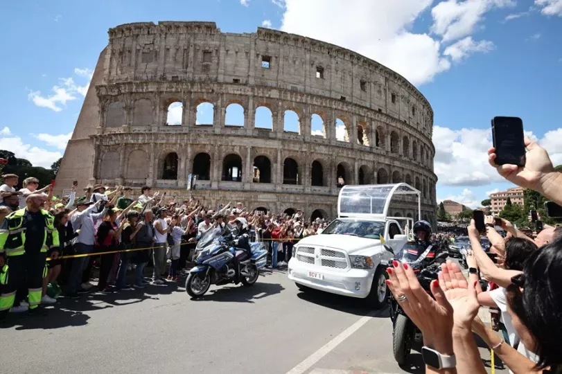El cortejo fúnebre del Papa Francisco a su paso por el Coliseo en Roma