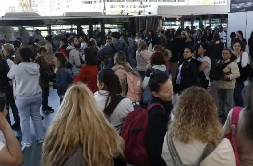 Usuarios en el intercambiador de transporte público de Chamartín, en Madrid, tras registrarse un apagón a nivel peninsular