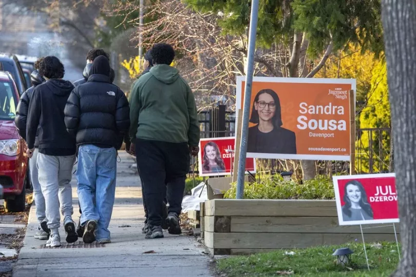 Imagen de propaganda electoral de la candidata liberal Julie Dzerowicz y la socialdemócrata Sandra Sousa, en Toronto
