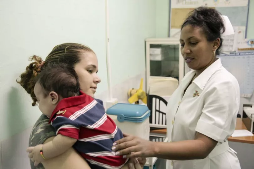 Aumentan salarios a trabajadores de la educación y la salud en Cuba